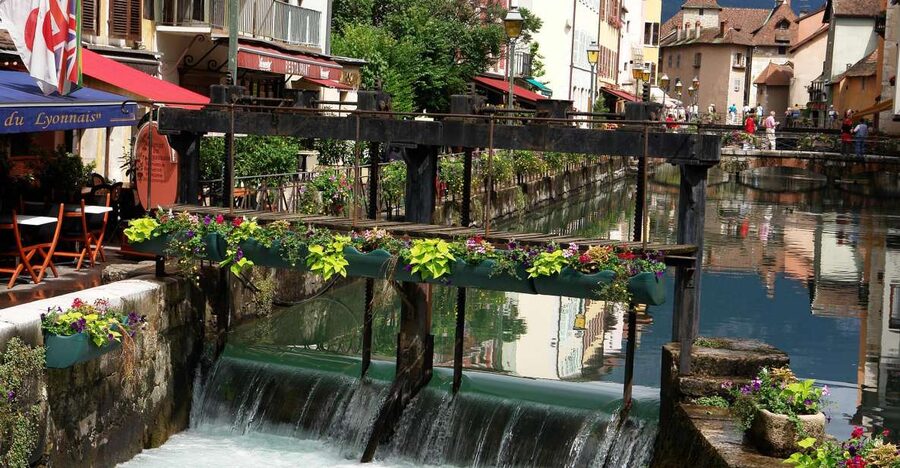 Annecy Private Guided Tour from Geneva - Lake Annecy stroll time, where you’ll notice how locals enjoy it