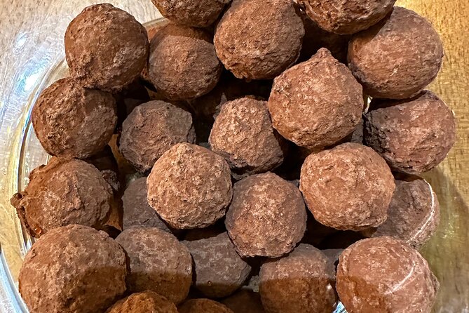 Basel Farmer's Market, Cheese, Chocolate & Pastry Tour - Stop 4: A local bakery and Basel spice biscuit from old home-baking tradition
