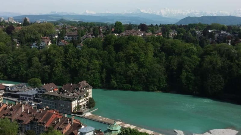Bern: Political Walking Tour with a Diplomat - Neutrality, Social Peace Agreements, Women’s Milestones, and the Chocolate Explanation