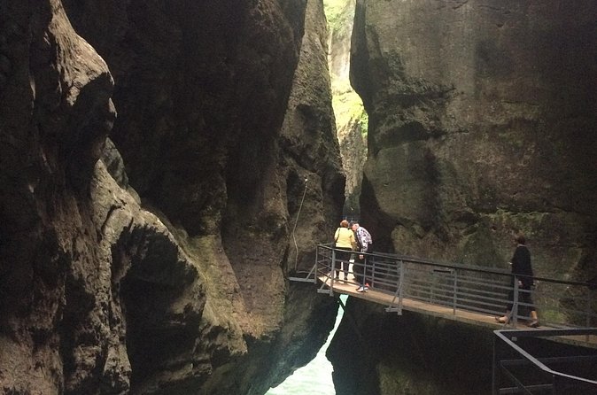 Best of Bernese Oberland from Basel - Brienz Village Stroll: 400 Years of Wood and Water