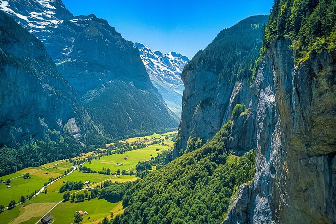 Best of Bernese Oberland Tour from Zurich - Stop 5, Interlaken: Victorian hotel views and paragliders landing