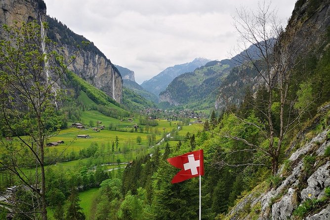 Best of Bernese Oberlands from Luzern - Stop 4: Brienz Lakeside Village for Wood Carving and Old-Street Charm