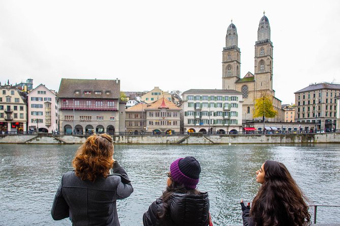 Best of Zurich Tour with Felsenegg Cable Car and Ferry Ride - Altstadt walking stop: St. Peter’s clock and Fraumünster’s Chagall windows