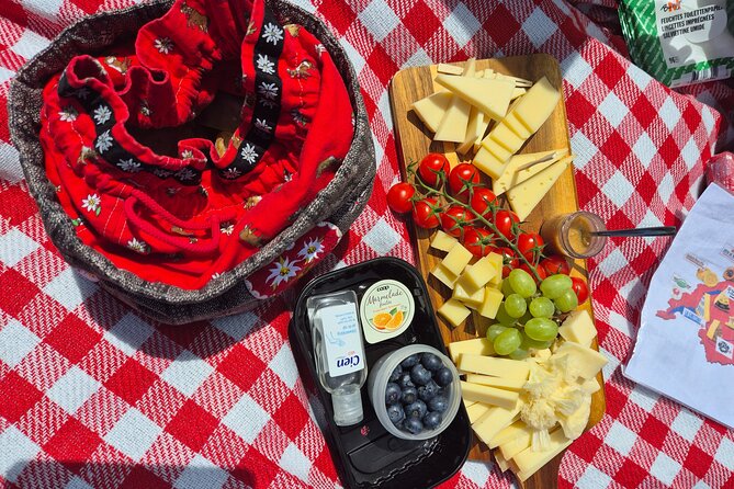 Cheese and chocolate on mountain summit - Weather and seating: how to set expectations for mountain time