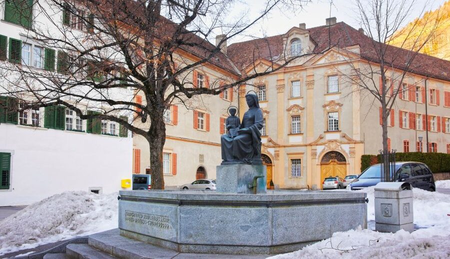 Chur: Private Express Walk with a Local in 90 minutes - Theaterplatz to Bischöfliches Schloss: where civic power shows