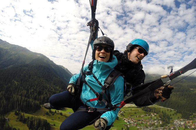 Davos Absolutely Free Flying Paragliding Tandem Flight 1'000 Meters High - Jakobshorn Cable Car to Launch Point: Why the Start Matters