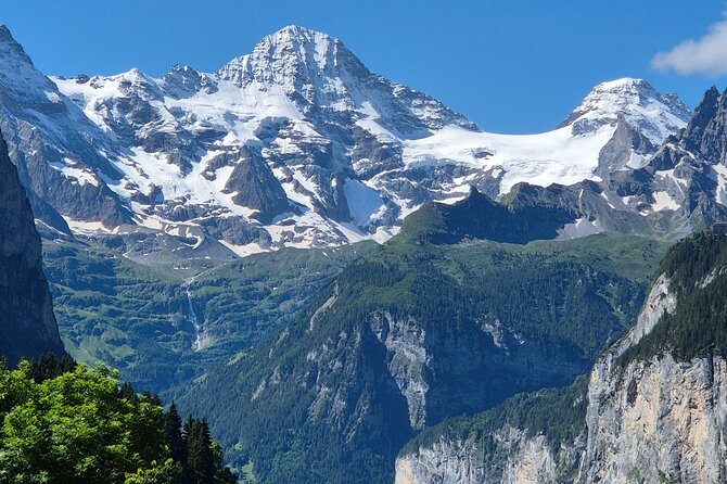 Easy countryside tour in Swiss Alps - kids friendly - Staubbachbankli Wengen: animals behind enclosures and major waterfall views