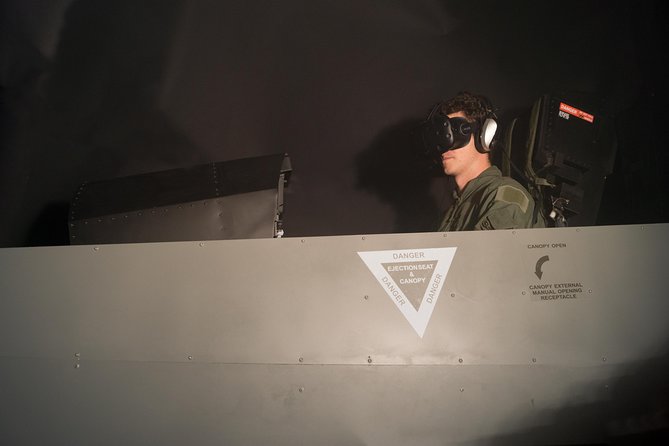 F / A-18 fighter jet flight simulator in Zurich - Your safety briefing, the part that makes the flying feel possible