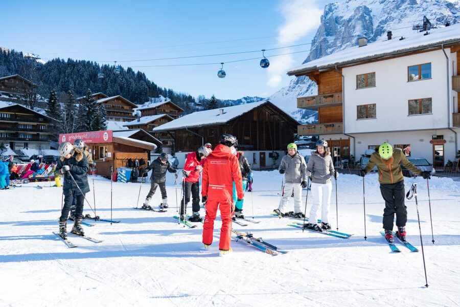 From Interlaken: 8-Hour Skiing in Grindelwald for Beginner's - Drag lifts and magic carpets: how the lesson keeps you skiing
