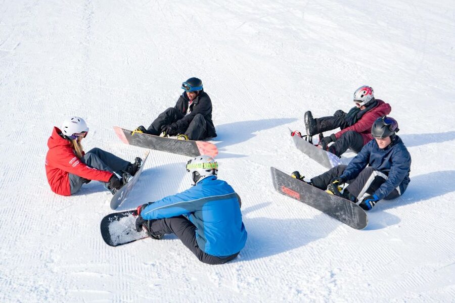 From Interlaken: Afternoon Beginners Snowboarding Lesson - What is included, what costs extra, and how to pack smart
