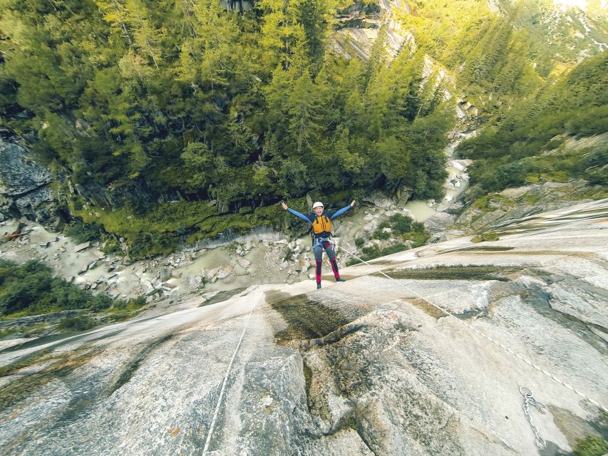 From Interlaken: Grimsel Gorge Canyoning Tour - Lunch, drink, picnic, and getting warm again