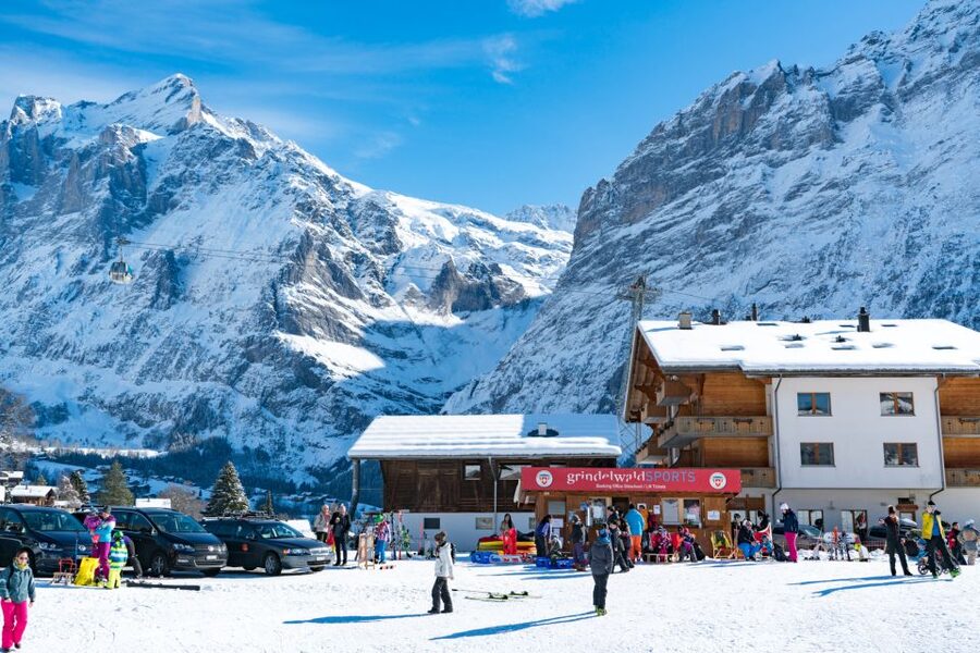 From Interlaken: Grindelwald Beginners Snowboarding Lesson - Safety first, then controlled practice
