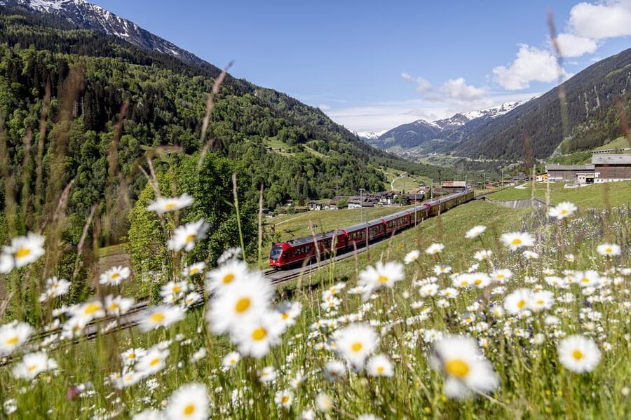 From Milan: Bernina Red Train to St Moritz Guided Tour - Getting started at Piazza della Repubblica, and finding your bus fast
