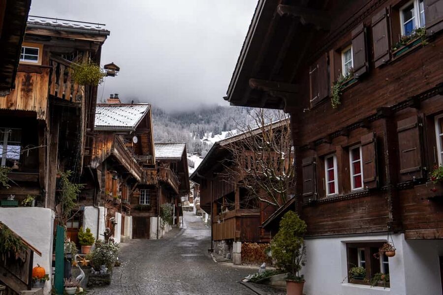 From Zurich: Grindelwald, Lauterbrunnen & Interlaken Tour - Lake Lungern: A Calm Reset Before the Falls