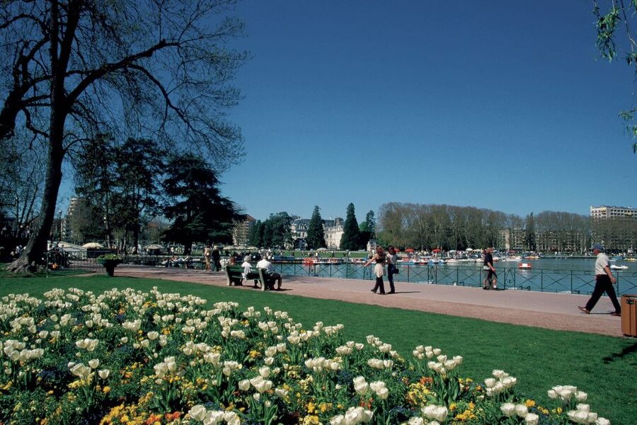 Geneva: Annecy, the Venice of the Alps and Geneva City Tour - Annecy Free Time by the Lake: How to spend your 2 hours without rushing