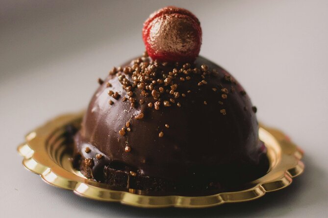 Geneva Chocolate & Sweet Delights Walking Tour by Do Eat Better - Stop 2: Rue du Rhône for Layered Chocolate Cake