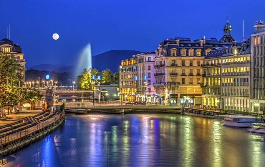 Geneva Discovery Walking Tour - Meeting point reality: hotel lobby pickup only works well in the center