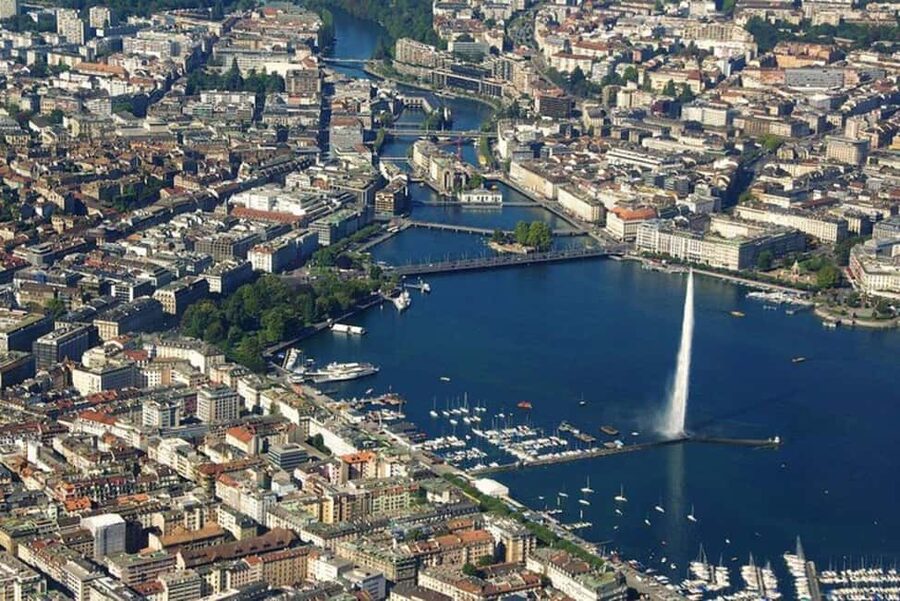 Geneva: Guided Private or Group Old Town Highlights Tour - Air-conditioned coach time for fast, smart orientation