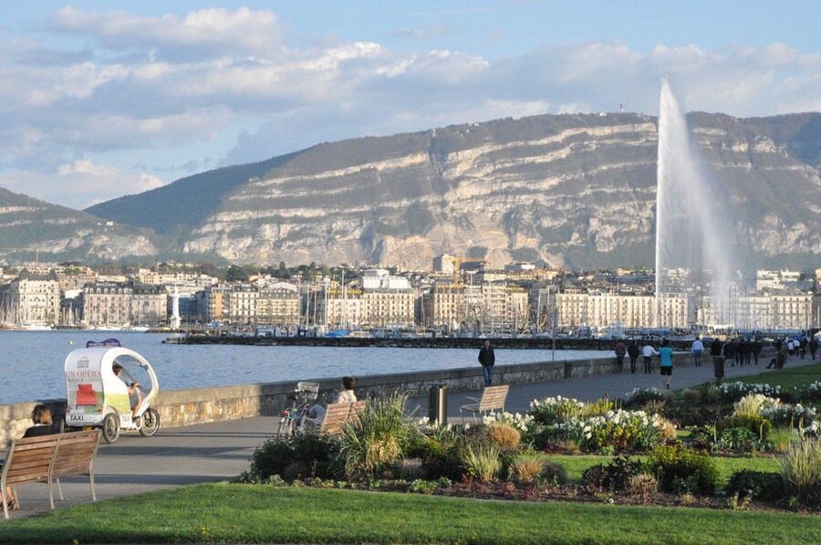 Geneva: Highlight Tour in TukTuk - The must-sees loop: Jet d’Eau, Flower Clock, and Reformers Wall