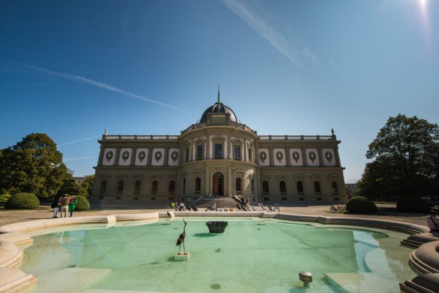 Geneva: Hop-on Hop-Off Bus & Scenic Mini-Train Tour - Lakeside Parks and Gardens on the Right Bank, Jet d’Eau and Flower Clock Views