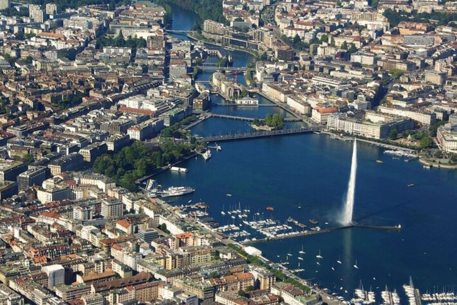 Geneva: Private custom tour with a local guide - Meet-up and route setup in central Geneva