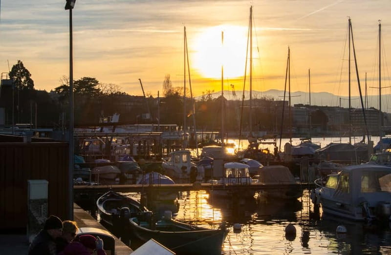 Geneva: Private Express Walk with a Local in 60 minutes - L’horloge fleurie: how Geneva teaches time without shouting