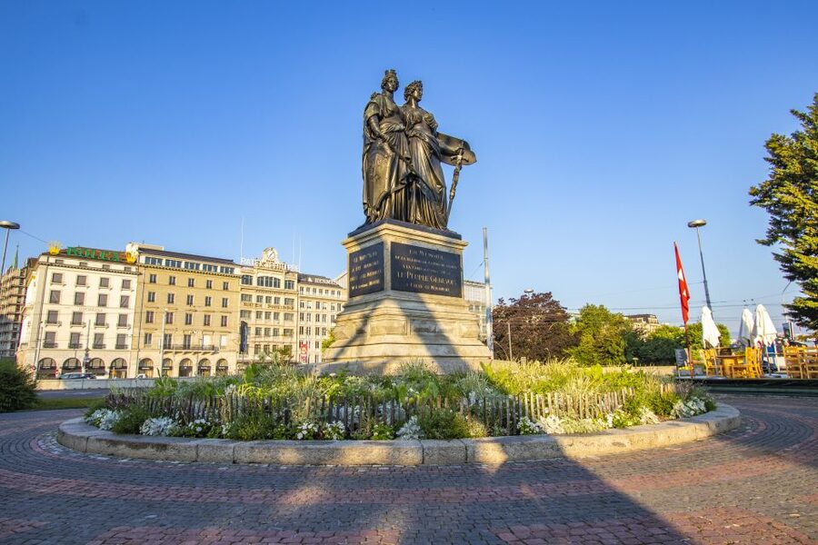 Geneva: Private Express Walk with a Local in 60 minutes - The Reformation Wall and Parc des Bastions: ideas turned into space