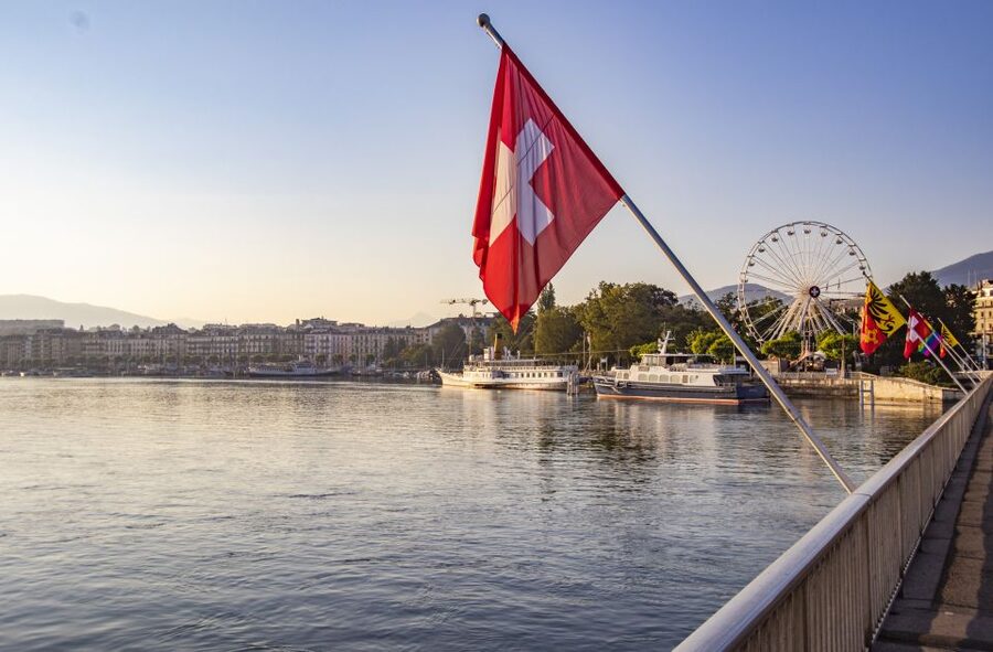 Geneva: Private Express Walk with a Local in 60 minutes - The real value: local bar and cafe tips that fit your day