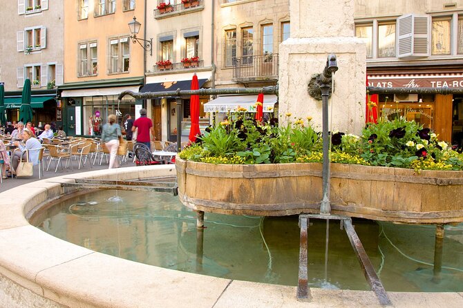 Geneva: Sightseeing of top Places Tour Electric TukTuk 1H15 tour - The hour in Geneva: moving through streets buses can’t