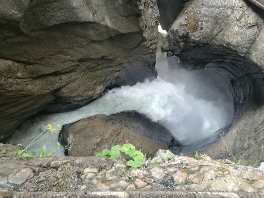 Interlaken: 72 Waterfalls Valley & Lauterbrunnen E-Bike Tour - Gsteigwiler Photo Stop and the Lauterbrunnen First Look