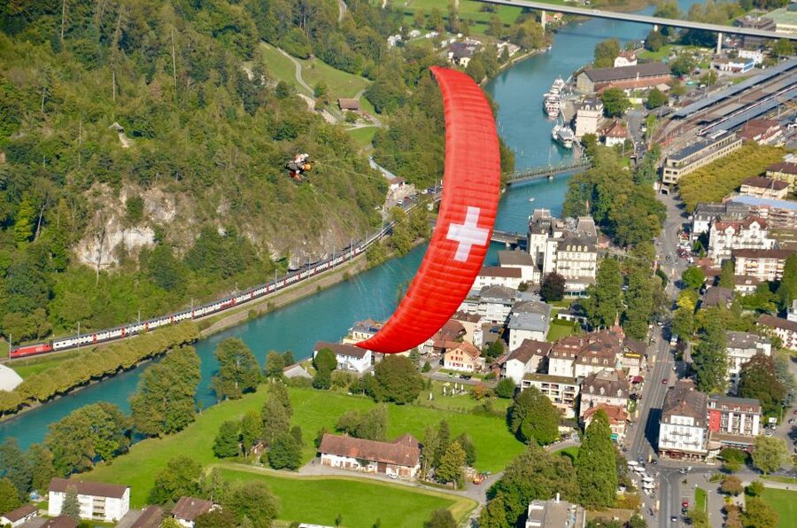 Interlaken: Paragliding Tandem High Flight - The glide over Thunersee and Brienzersee, Interlaken from above water