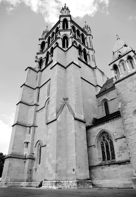 Lausanne: Walking Tour with Chocolate Tastings & Metro - Steep Streets, Smart Stops, and a Small Group Pace