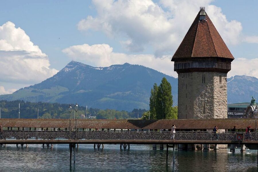 Lucerne: Classic City Walking Tour - Wine market, fountains, and Pilatus spring water you can taste