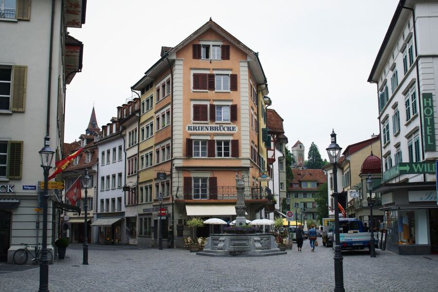 Lucerne: Express Walk with a Local in 60 minutes - Starting at Luz bistro near Torbogen Luzern, with a clear first step