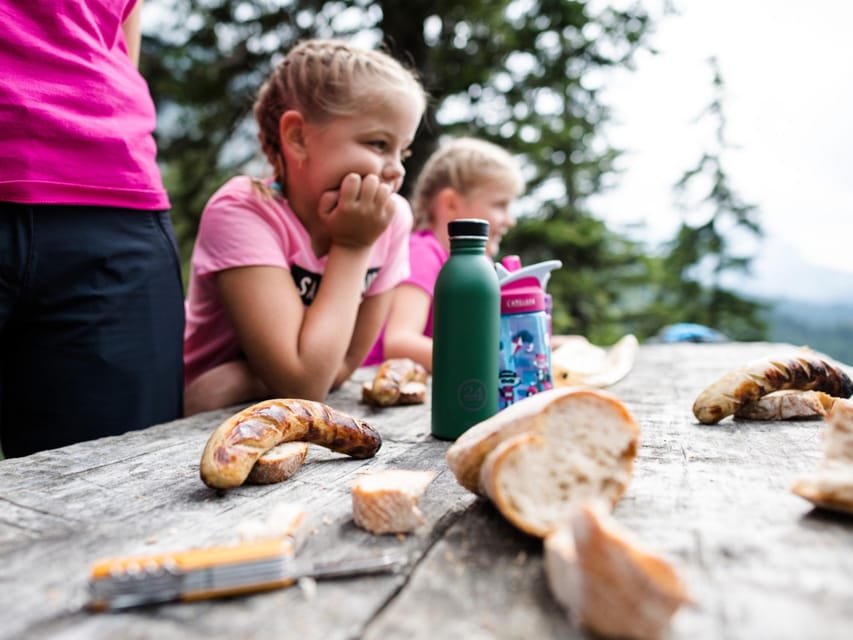 Lucerne: Guided hike on the Pilatus with barbecue experience - Flora, fauna, and ibex: the guide turns a hike into learning