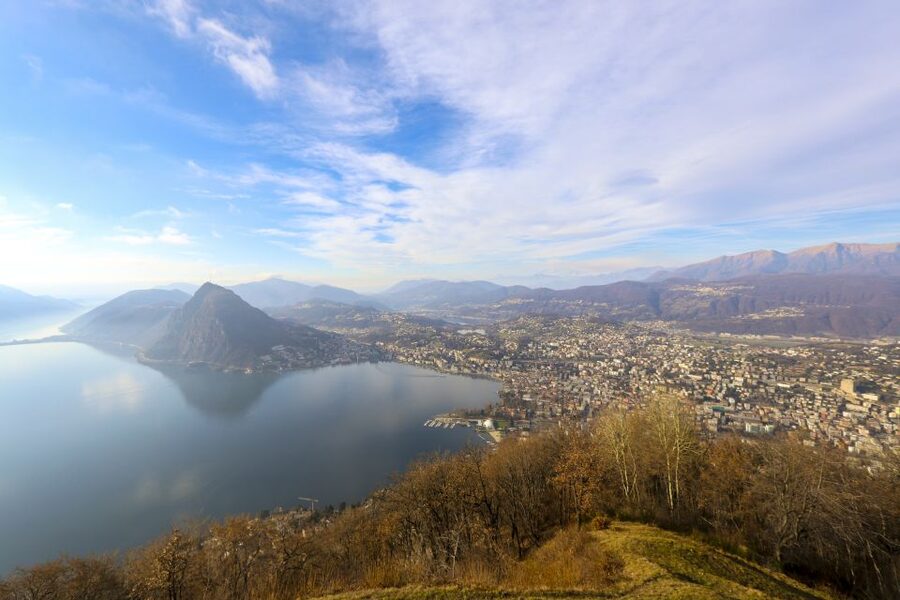 Lugano: Express Walk with a Local in 60 minutes - Meeting Pharmacy Victoria at Riva Antonio Caccia