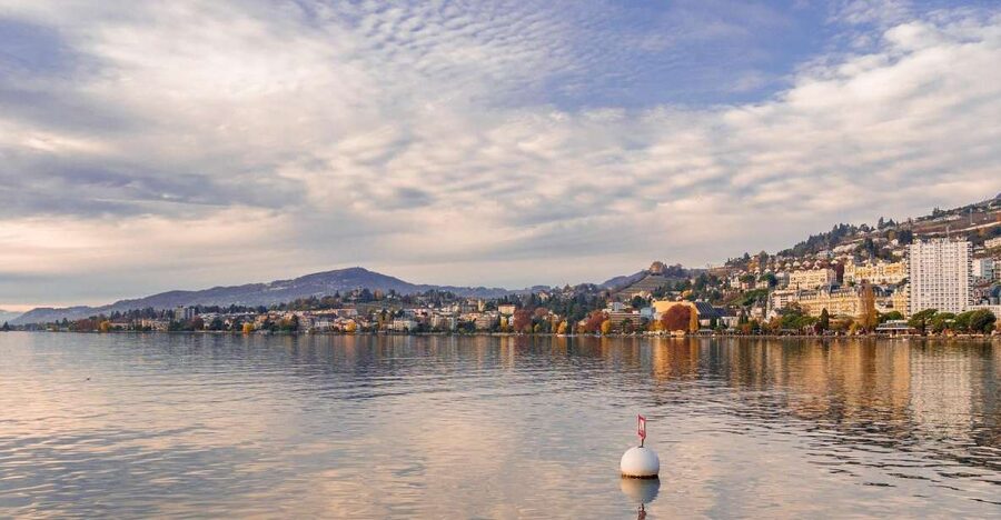 Montreux: Express Walk with a Local in 60 minutes - The lakeside promenade vibe: scenic time without the wasted wandering