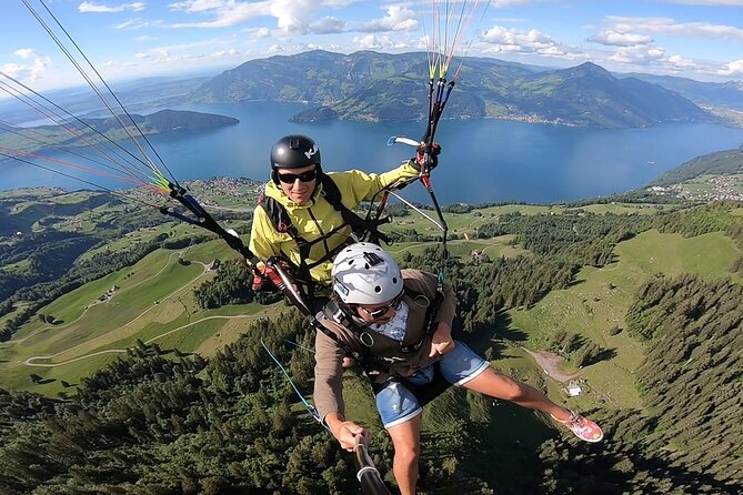 Paragliding Tandem in Switzerland - In the air over the Alps, what you can see and how it feels