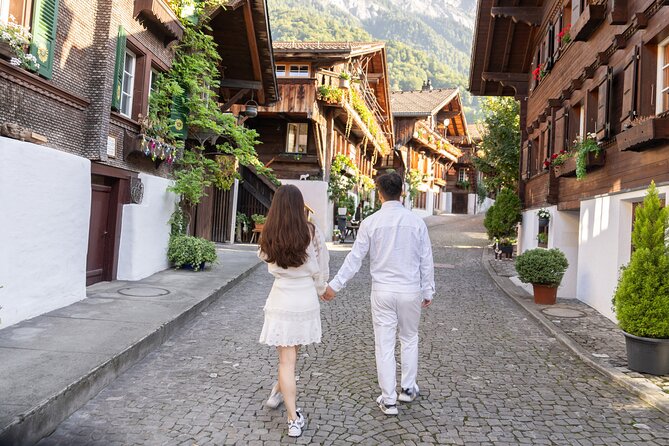 Phototour Photoshoot at the Lake Brienz, Iseltwald, Interlaken - Brunngasse Street Style: Portraits, Details, and Real-Family Frames