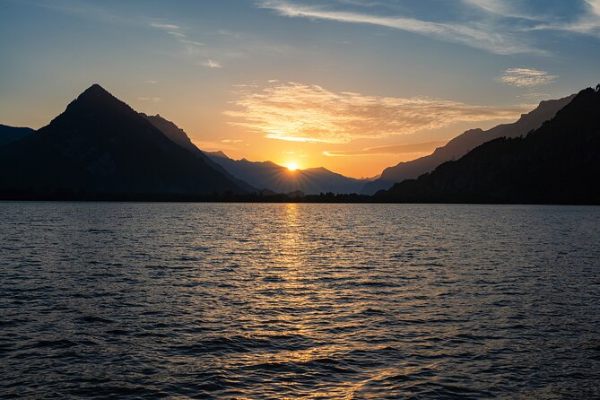 Phototour Private Photoshoot in Interlaken & Lake Brienz and Thun - Lake Brienz in Bönigen: portraits with pro lights and that water-edge feeling