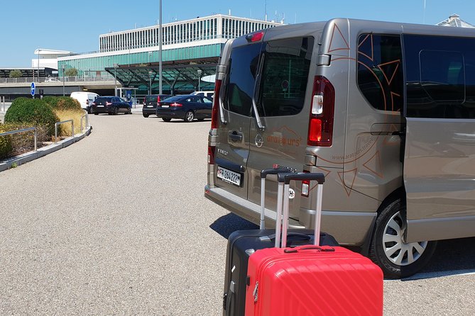 Private Arrival Transfer: from Geneva Airport to Geneva City - The 20-minute ride to Geneva city