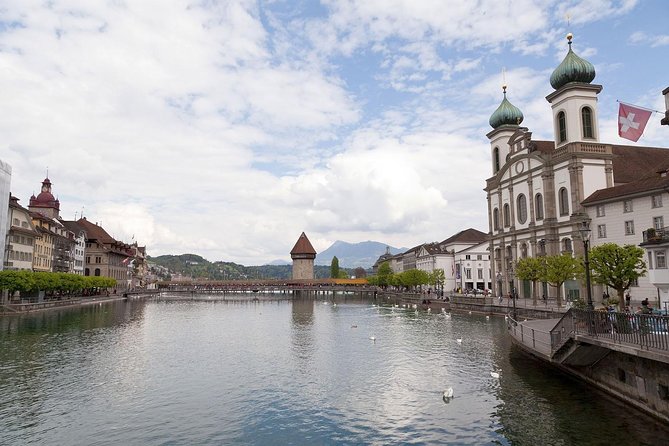 Private Classic Lucerne City Walk - Reuss Bridge and the riverfront puzzle pieces