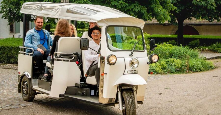 Private Highlights Top Places Tour Electric TukTuk 1h15 - Jet dEau, Lakeside Views, and the Skyline Photo Moment