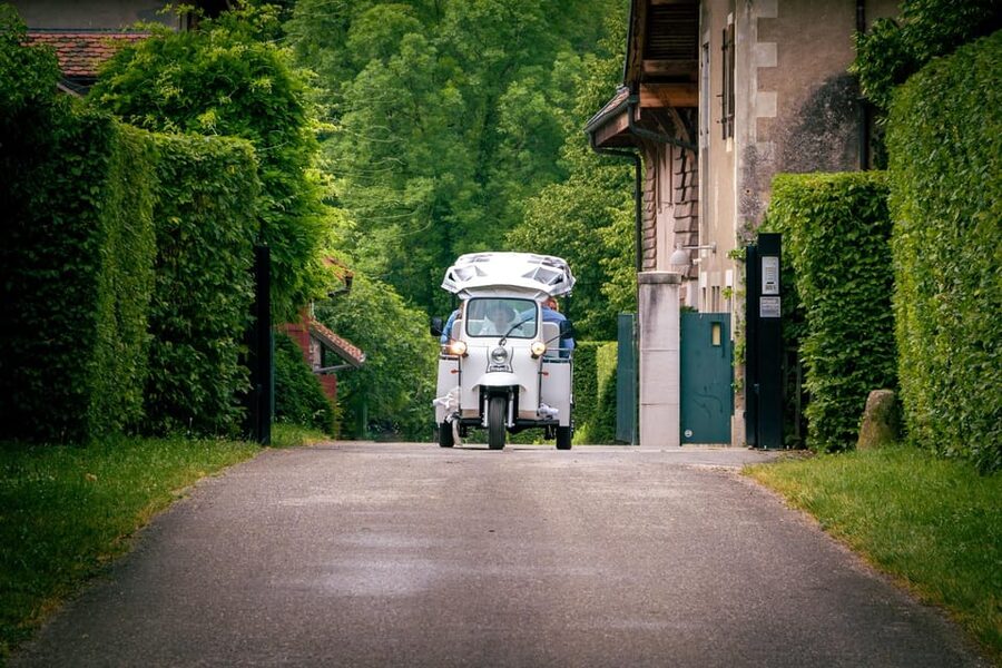 Private Highlights Top Places Tour Electric TukTuk 1h15 - Meeting Point and the White Electric TukTuk in Central Geneva