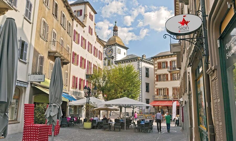 Sion: Sion Wine Tour - wine tasting and guided tour - Entering Sion on foot, with a wine tasting that feels timely