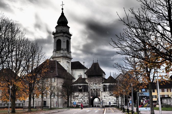 Solothurn: Old Town Historic Private Walking Tour - The Fish fountain, Basel gate area, and Riedholzturm at the highest point