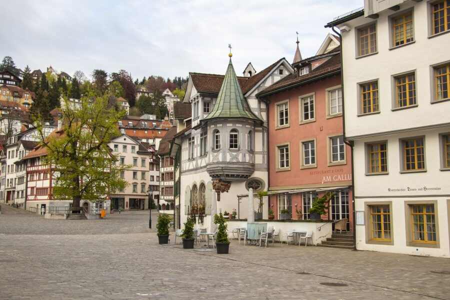 St. Gallen: Express Walk with a Local in 60 minutes - Roter Platz and Broderbrunnen: the quick stops that teach you the city’s rhythm