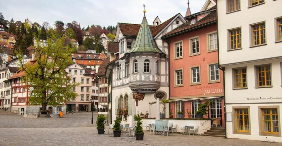 St. Gallen: Express Walk with a Local in 60 minutes - Bahnhofpl. 2 and the binary clock: where your bearings click in