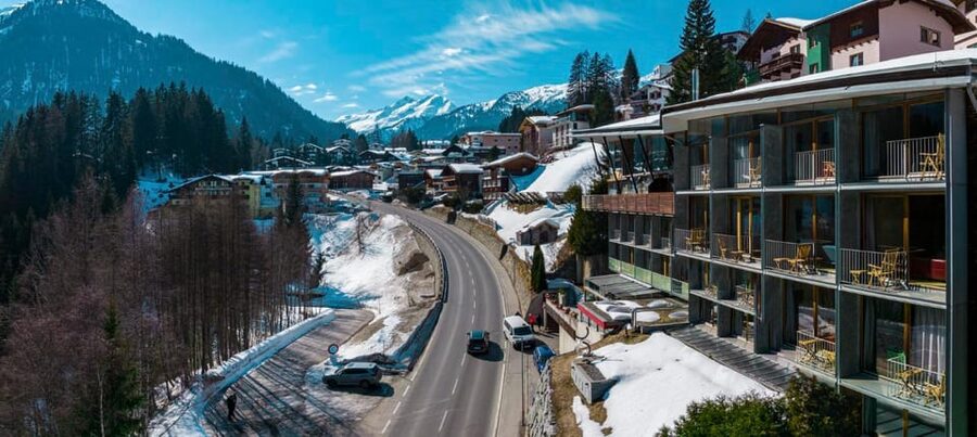 St. Moritz: Express Walk with a Local in 60 minutes - Schiefer Turm St. Moritz, the leaning tower moment