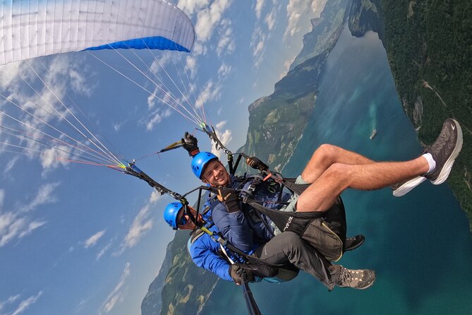 Tandem Paragliding Flight in the Lucerne Region - Step-by-step: from helmet on to landing softly